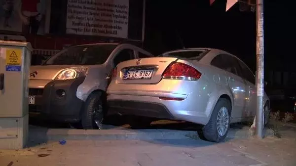 Hafif ticari araç kırmızı ışıkta bekleyen otomobile çarptı: 2'si kadın 3 yaralı Hafif ticari araç kırmızı ışıkta bekleyen otomobile çarptı: 2'si kadın 3 yaralı