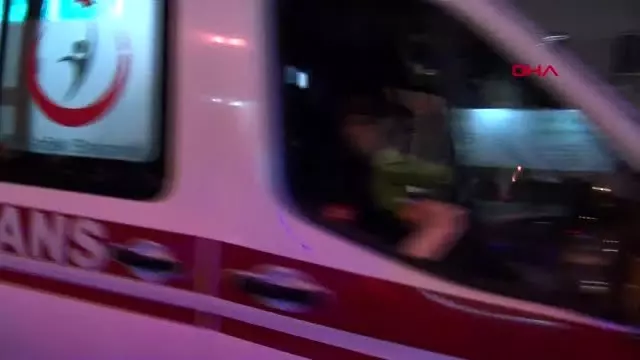 Hafif ticari araç kırmızı ışıkta bekleyen otomobile çarptı: 2'si kadın 3 yaralı Hafif ticari araç kırmızı ışıkta bekleyen otomobile çarptı: 2'si kadın 3 yaralı