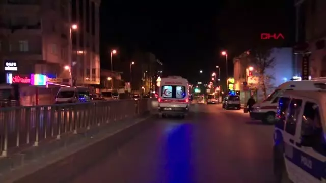 Hafif ticari araç kırmızı ışıkta bekleyen otomobile çarptı: 2'si kadın 3 yaralı Hafif ticari araç kırmızı ışıkta bekleyen otomobile çarptı: 2'si kadın 3 yaralı