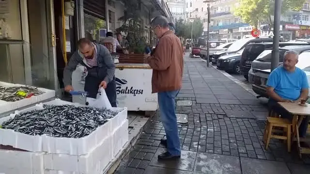 Hamsi bol olunca fiyatı düştü, vatandaşın yüzü güldü Hamsi bol olunca fiyatı düştü, vatandaşın yüzü güldü