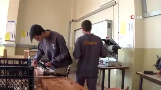 Hem eğitim görüyorlar, hem de para kazanıyorlar Hem eğitim görüyorlar, hem de para kazanıyorlar