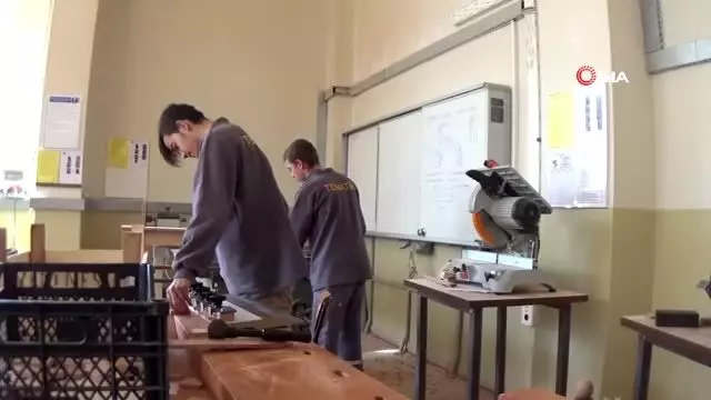 Hem eğitim görüyorlar, hem de para kazanıyorlar Hem eğitim görüyorlar, hem de para kazanıyorlar