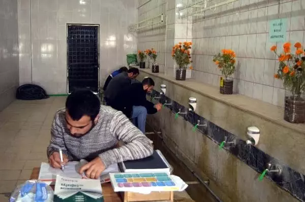 Hem tuvalet temizliyor hem de üniversite için ders çalışıyor Hem tuvalet temizliyor hem de üniversite için ders çalışıyor