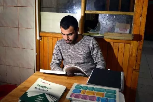 Hem tuvalet temizliyor hem de üniversite için ders çalışıyor