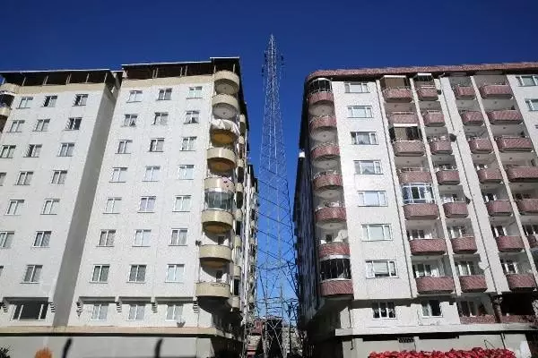 İki bina arasındaki yüksek gerilim hattı korkutuyor İki bina arasındaki yüksek gerilim hattı korkutuyor