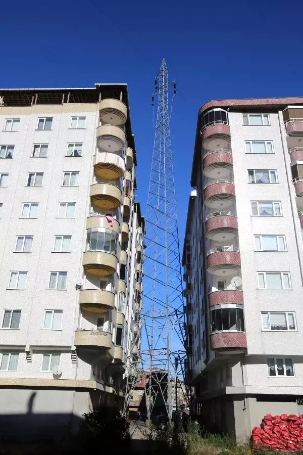İki bina arasındaki yüksek gerilim hattı korkutuyor İki bina arasındaki yüksek gerilim hattı korkutuyor
