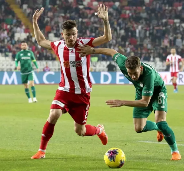 İlk yarı sessiz bitti İlk yarı sessiz bitti