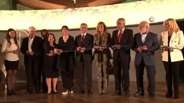 İtalyan ressam Lithian Ricci'nin 'Esinti' sergisi Üsküdar'da açıldı İtalyan ressam Lithian Ricci'nin 'Esinti' sergisi Üsküdar'da açıldı