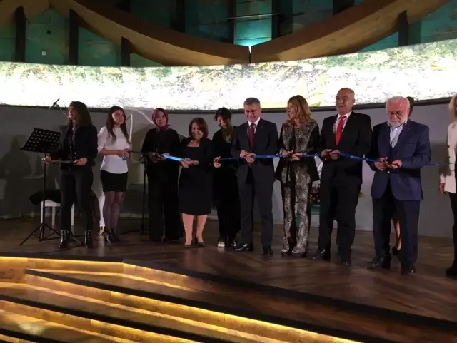 İtalyan ressam Lithian Ricci'nin 'Esinti' sergisi Üsküdar'da açıldı İtalyan ressam Lithian Ricci'nin 'Esinti' sergisi Üsküdar'da açıldı