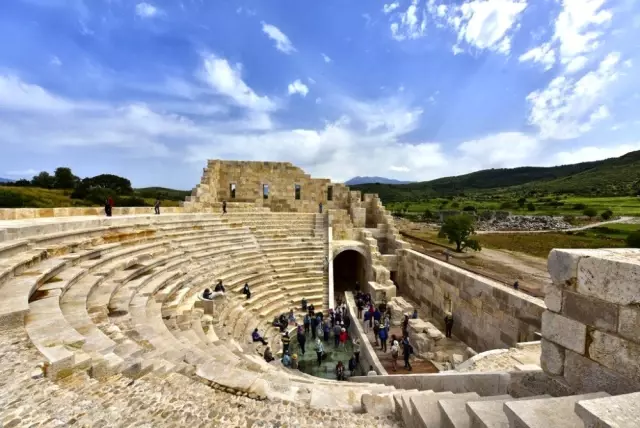 Kaş'taki ören yerlerine ziyaretçi akını Kaş'taki ören yerlerine ziyaretçi akını