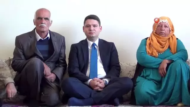 Kaymakam Gökpınar evlat nöbeti tutan Mardinli Kaya ailesini ziyaret etti Kaymakam Gökpınar evlat nöbeti tutan Mardinli Kaya ailesini ziyaret etti