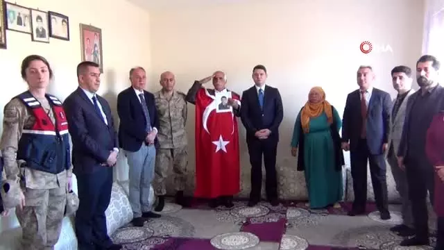 Kaymakam Gökpınar evlat nöbeti tutan Mardinli Kaya ailesini ziyaret etti Kaymakam Gökpınar evlat nöbeti tutan Mardinli Kaya ailesini ziyaret etti