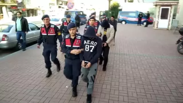 Kocaeli'de 4 DEAŞ şüphelisi adliyeye sevk edildi Kocaeli'de 4 DEAŞ şüphelisi adliyeye sevk edildi