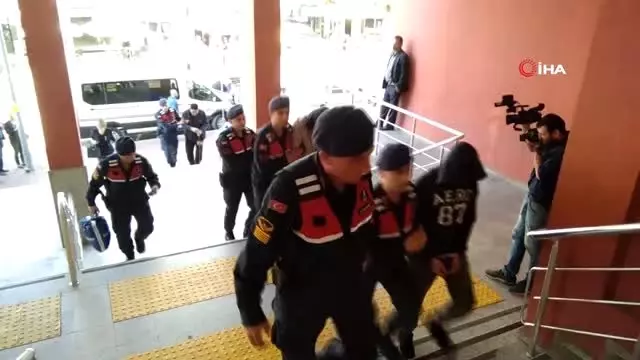 Kocaeli'de 4 DEAŞ şüphelisi adliyeye sevk edildi Kocaeli'de 4 DEAŞ şüphelisi adliyeye sevk edildi