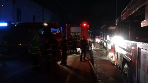 Kocaeli'de geri dönüşüm tesisinde yangın Kocaeli'de geri dönüşüm tesisinde yangın