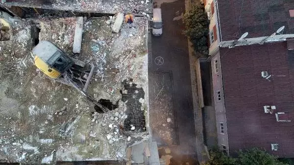 Küçükçekmece'de ilginç yıkım! Yıkılacak binanın üzerine iş makinesi çıkarıldı Küçükçekmece'de ilginç yıkım! Yıkılacak binanın üzerine iş makinesi çıkarıldı