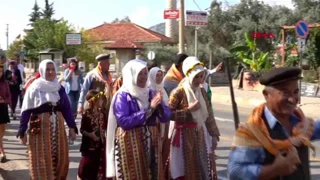 Muğla çarşıda at üstündeki gelin ilgi topladı Muğla çarşıda at üstündeki gelin ilgi topladı