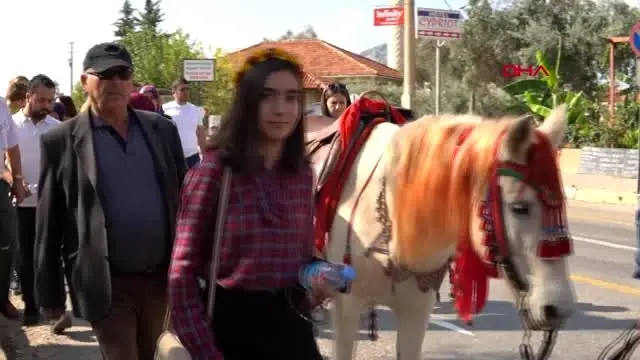 Muğla çarşıda at üstündeki gelin ilgi topladı Muğla çarşıda at üstündeki gelin ilgi topladı