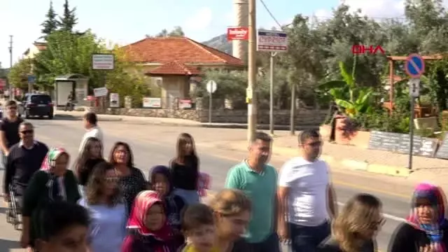 Muğla çarşıda at üstündeki gelin ilgi topladı Muğla çarşıda at üstündeki gelin ilgi topladı