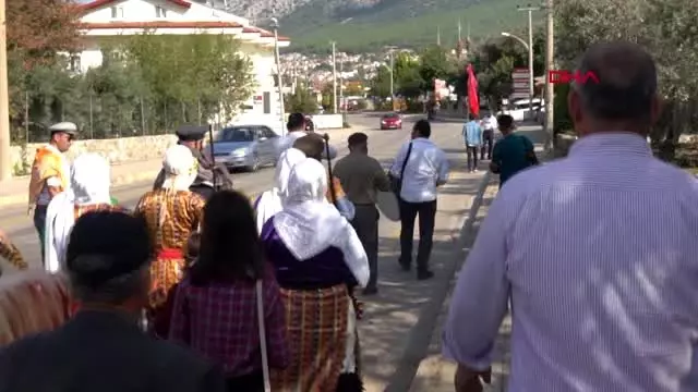 Muğla çarşıda at üstündeki gelin ilgi topladı Muğla çarşıda at üstündeki gelin ilgi topladı