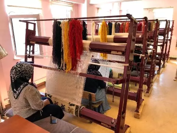 Muş lalesini ilmek ilmek halıya dokuyorlar