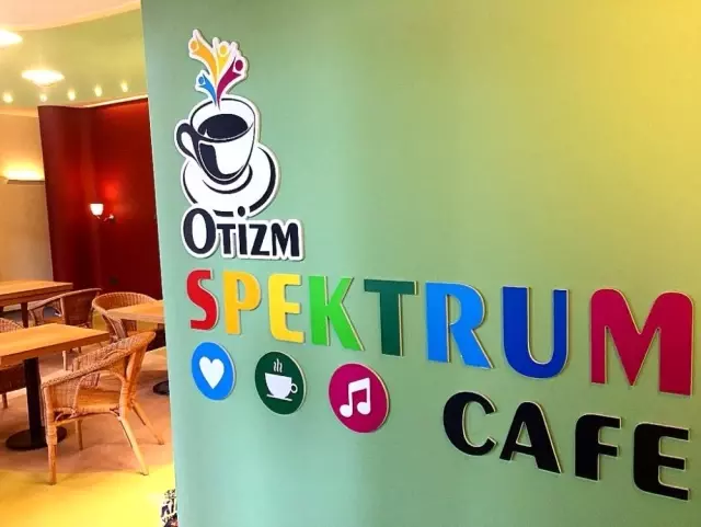Otizmli çocuklar Ankara'da müşterilere servis yapıp, ürünlerini sergiliyorlar Otizmli çocuklar Ankara'da müşterilere servis yapıp, ürünlerini sergiliyorlar