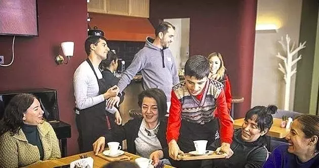 Otizmli çocuklar Ankara'da müşterilere servis yapıp, ürünlerini sergiliyorlar Otizmli çocuklar Ankara'da müşterilere servis yapıp, ürünlerini sergiliyorlar