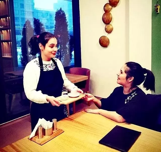 Otizmli çocuklar Ankara'da müşterilere servis yapıp, ürünlerini sergiliyorlar Otizmli çocuklar Ankara'da müşterilere servis yapıp, ürünlerini sergiliyorlar