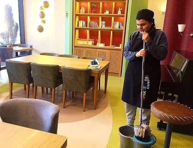 Otizmli çocuklar Ankara'da müşterilere servis yapıp, ürünlerini sergiliyorlar Otizmli çocuklar Ankara'da müşterilere servis yapıp, ürünlerini sergiliyorlar