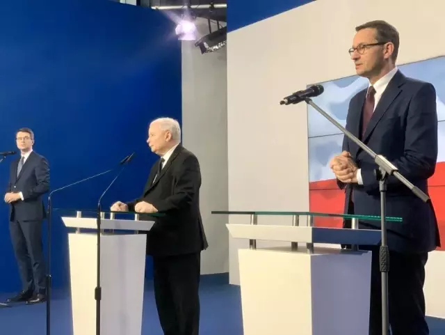 Polonya'da yeni kabine açıklandı, başbakan değişmedi Polonya'da yeni kabine açıklandı, başbakan değişmedi