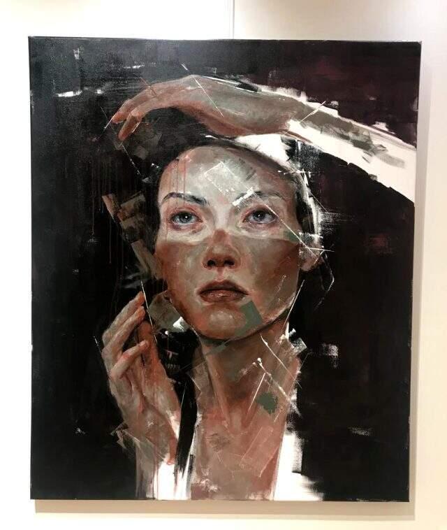 Ressam Sinem Demirci'nin ilk solo sergisi 'Ardımdaki Kadın' büyük ilgi gördü