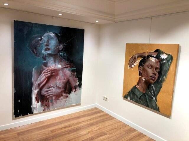 Ressam Sinem Demirci'nin ilk solo sergisi 'Ardımdaki Kadın' büyük ilgi gördü