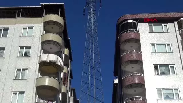 Rize iki bina arasındaki yüksek gerilim hattı korkutuyor Rize iki bina arasındaki yüksek gerilim hattı korkutuyor