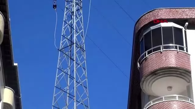 Rize iki bina arasındaki yüksek gerilim hattı korkutuyor Rize iki bina arasındaki yüksek gerilim hattı korkutuyor
