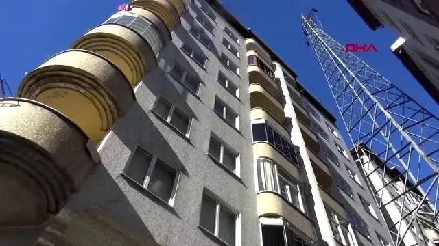 Rize iki bina arasındaki yüksek gerilim hattı korkutuyor Rize iki bina arasındaki yüksek gerilim hattı korkutuyor