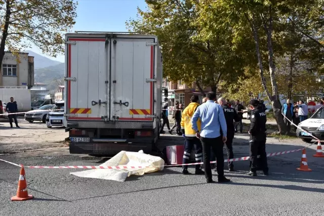 Samsun'da kamyonla çarpışan motosikletin sürücüsü öldü Samsun'da kamyonla çarpışan motosikletin sürücüsü öldü