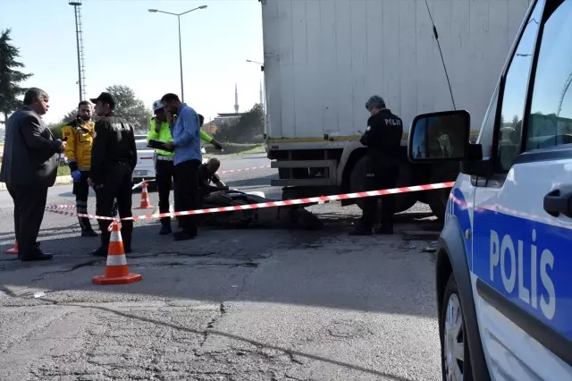 Samsun'da kamyonla çarpışan motosikletin sürücüsü öldü Samsun'da kamyonla çarpışan motosikletin sürücüsü öldü