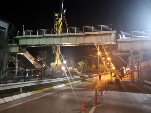 Şehit Polis Serdar Gökbayrak Üst Geçidi'nin hasarlı parçası onarılıyor Şehit Polis Serdar Gökbayrak Üst Geçidi'nin hasarlı parçası onarılıyor