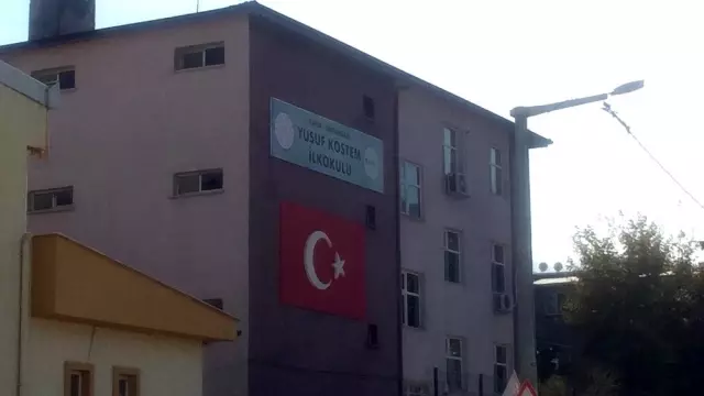 Servis minibüsünde uyuyunca unutulan çocuk sokaklarda ağlarken polis tarafından bulundu Servis minibüsünde uyuyunca unutulan çocuk sokaklarda ağlarken polis tarafından bulundu