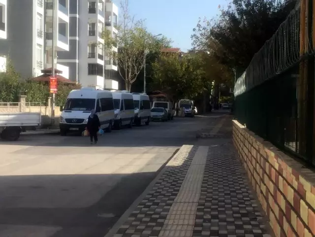 Servis minibüsünde uyuyunca unutulan çocuk sokaklarda ağlarken polis tarafından bulundu Servis minibüsünde uyuyunca unutulan çocuk sokaklarda ağlarken polis tarafından bulundu