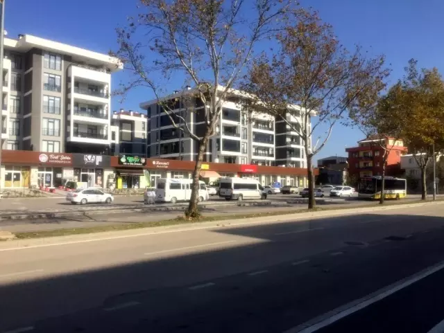 Servis minibüsünde uyuyunca unutulan çocuk sokaklarda ağlarken polis tarafından bulundu Servis minibüsünde uyuyunca unutulan çocuk sokaklarda ağlarken polis tarafından bulundu