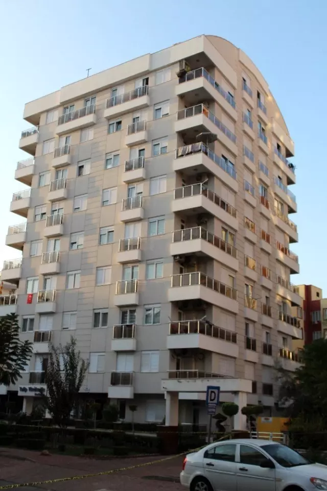 Siyanürle 4 kişinin öldüğü iddia edilen binada sessizlik hakim Siyanürle 4 kişinin öldüğü iddia edilen binada sessizlik hakim