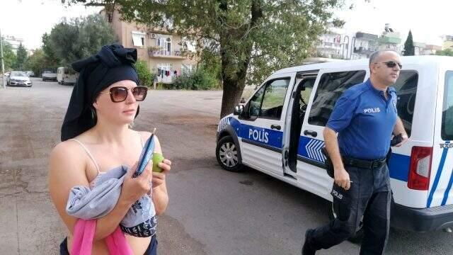 Sokak ortasında soyunan İsveçli turist, polis ekiplerine zor anlar yaşattı