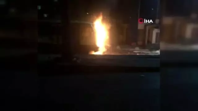 Sokakta park halindeki minibüs alev alev yandı