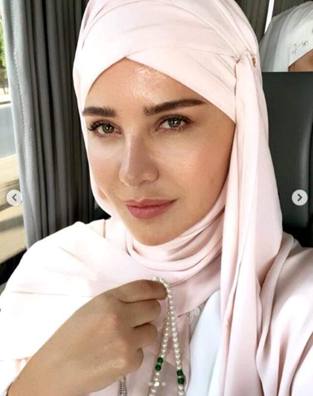Sosyetik isim Aslı Şen, tesettürlü fotoğraflarına 'Araplara benzemişsin' yorumunu yapanlara cevap verdi
