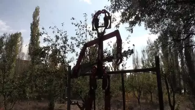 Tarım aletlerinden heykeller yapıyor Tarım aletlerinden heykeller yapıyor