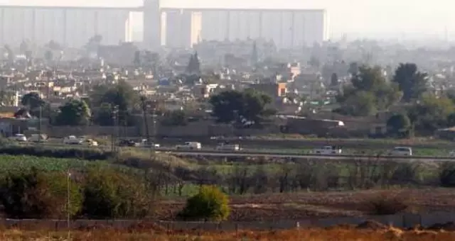 Terör örgütü YPG/PKK mensuplarına ait konvoy, Türkiye'den görüntülendi Terör örgütü YPG/PKK mensuplarına ait konvoy, Türkiye'den görüntülendi