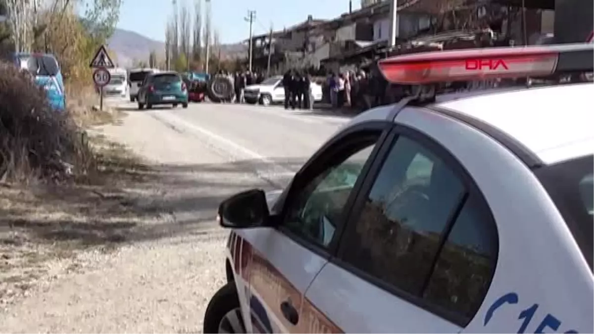 Tokat otomobille çarpışan traktör ters döndü 2 yaralı