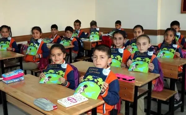 Van'daki depremde ölen Miyazaki için 'Ölümsüz Kahraman' kitabını yazdı Van'daki depremde ölen Miyazaki için 'Ölümsüz Kahraman' kitabını yazdı