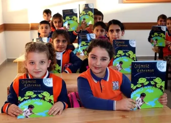 Van'daki depremde ölen Miyazaki için 'Ölümsüz Kahraman' kitabını yazdı Van'daki depremde ölen Miyazaki için 'Ölümsüz Kahraman' kitabını yazdı